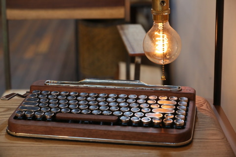 タイプライター風のBluetoothキーボード「PENNA KEYBOARD」、＋Styleで