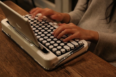 タイプライター風のBluetoothキーボード「PENNA KEYBOARD」、＋Styleで