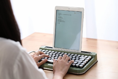 タイプライター風のBluetoothキーボード「PENNA KEYBOARD」、＋Styleで