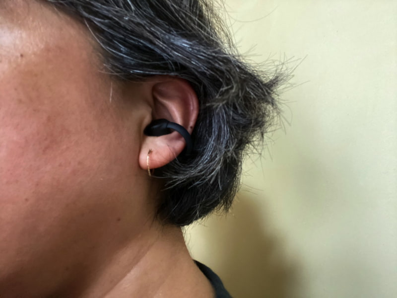 髪の毛のせいでよく見えませんが、イヤーカフのように装着。マスクの着脱時はちょっと気を遣います。