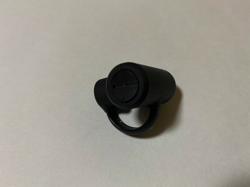 円筒形の本体の片側に2つのボタン、中央部にLEDランプがあります。どのボタンに何の機能が割り当てられているか、なかなか覚えられません。