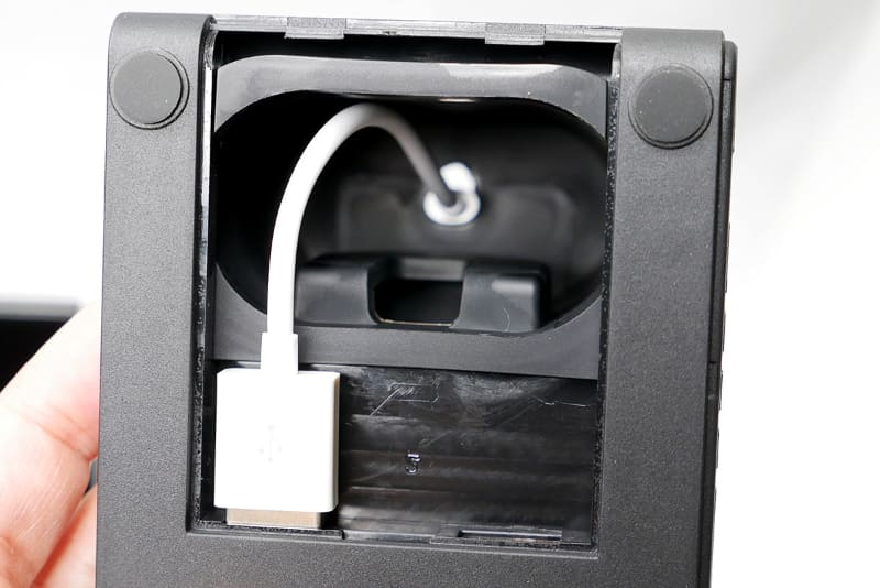 あらかじめ短いLightningケーブルが1本セットされていました