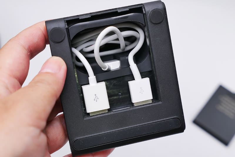 手持ちの充電ケーブルをセット。すべて中に入りました