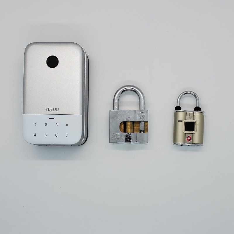 左からYEEUUのK1 Smart Lock Box、NATO軍も使ってるABLOY社のアナログ鍵のスーパースター、クラウドファンディングで買った指紋認証で開く南京錠