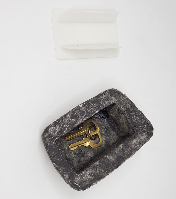 貯金箱やロッカーのキーなどは収納できる