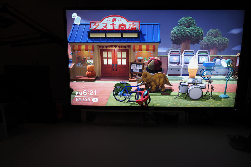 天井照明を消灯してゲーミング。ゲーム世界がこの現実世界と並行して存在する別の現実世界と思えるくらい没入感があるような気がする