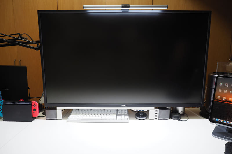 天井照明点灯に加え、ScreenBar Plusをオンにした状態。読み書きするのに十分な光量がある