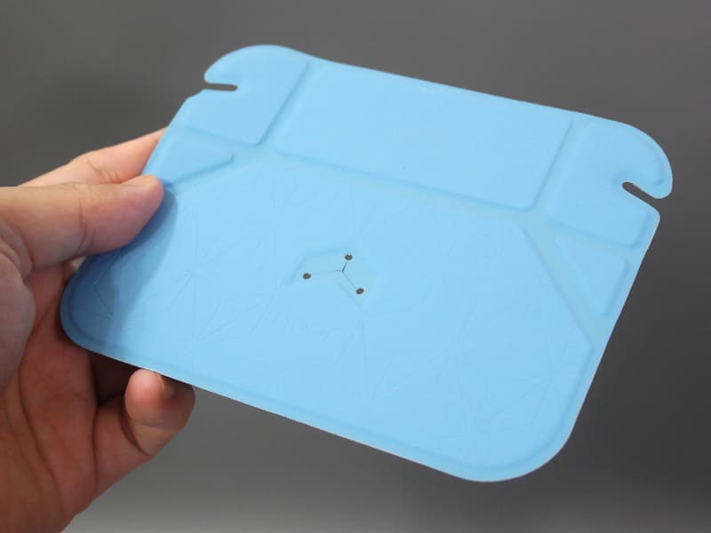 本体。広げた状態ではハガキサイズのプレートだ