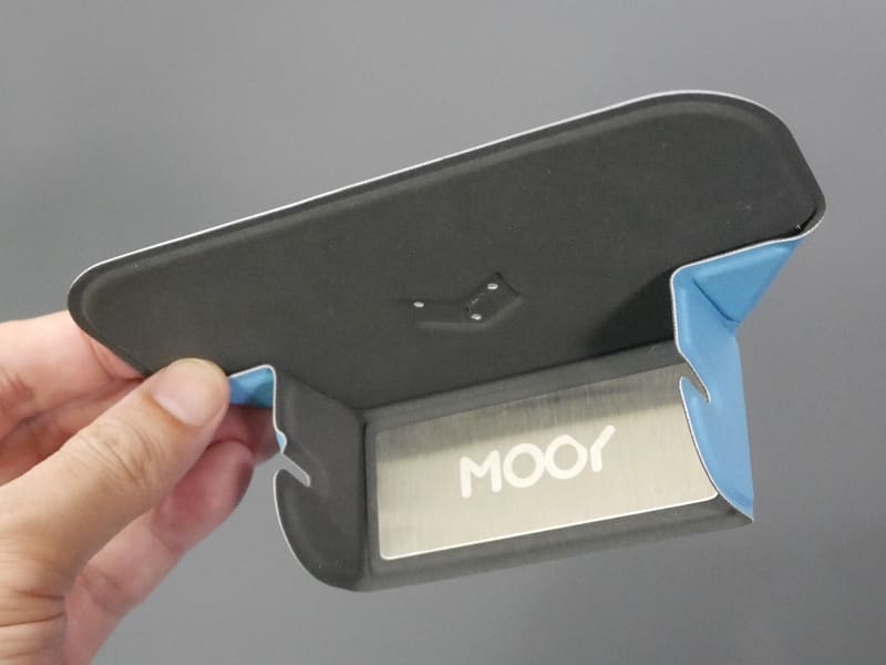 折り曲げると棚の形になる