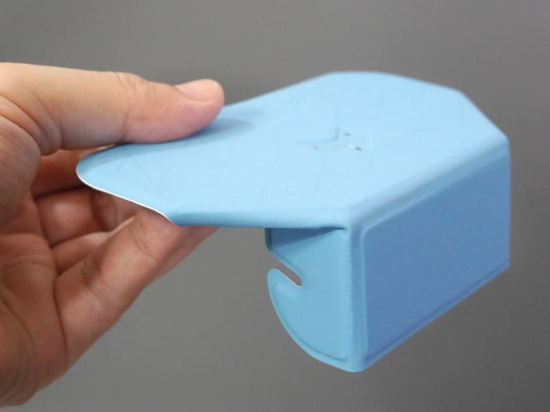 反対側から見た状態。垂直になった面をスチール面に吸着させる