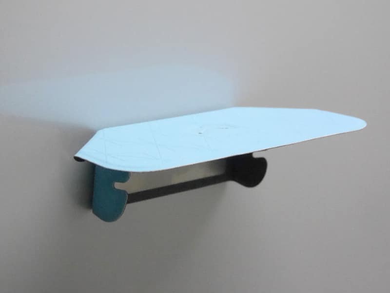 実際にスチール面（冷蔵庫の扉）に取り付けた状態。耐荷重は300gある