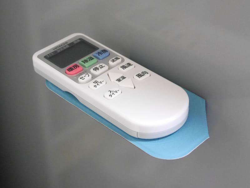 TVやエアコンのリモコンを置く台としてはぴったりだ