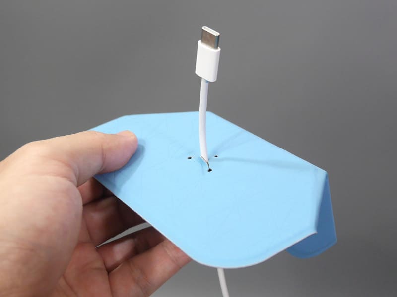 中央の穴にケーブルを通すこともできる。充電台として使う時に便利だ