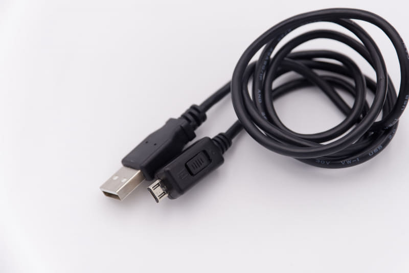 Micro USBのコネクターにスイッチがある。これをスライドさせるとデータ通信と給電を切り替えられる