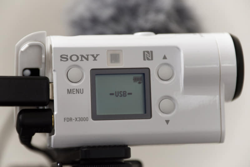 データ通信対応ケーブルから給電するとアクションカムはストレージ（内蔵のmicroSDカード）として認識されることがあり、撮影できなくなる