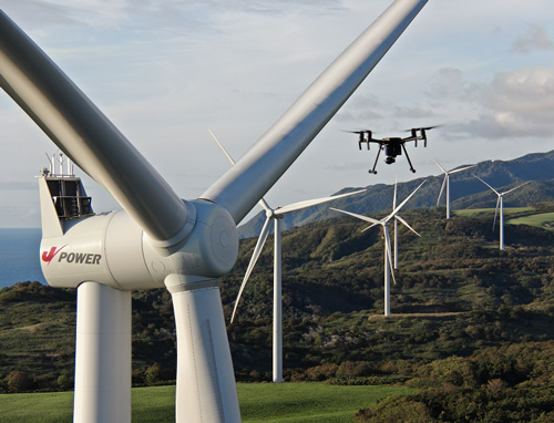 飛行中のドローン