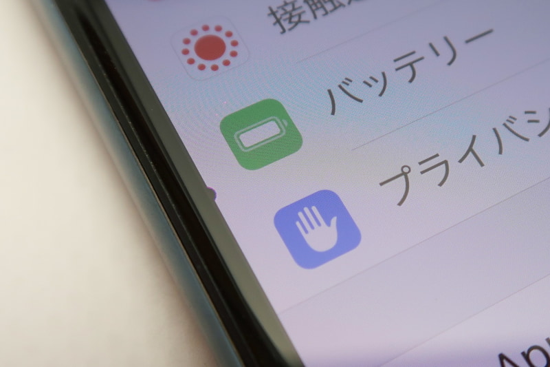 iPhoneのフレーム部分にポツっとで吹き出物のようなディスプレイの欠けを発見してしまいました