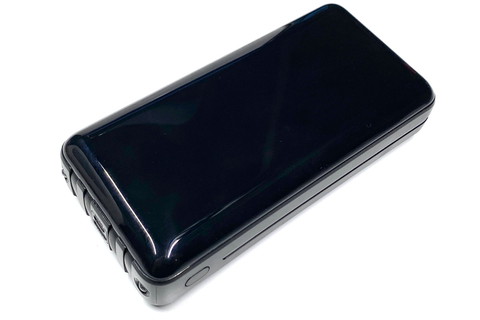 <a href="https://www.amazon.co.jp/gp/product/B08H1S6NYW/" class="strong bn" target="_blank">Amazonで購入したKYOKAブランドのモバイルバッテリー</a>。容量30000mAhで3580円だった。質量は391gでけっこう重い。