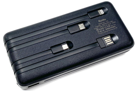 ケーブルは本体裏面にキッチリ格納される。不意に出てきちゃうこともない。