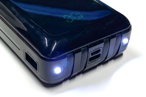 やや見づらいが、バッテリー残量を数値表示するLEDを内蔵。充電用ポートとしてUSB-CおよmicroUSBを備え、どちらも2.1A入力に対応する。出力用Type-Aポートもある。また、2つの白色LEDランプも内蔵し、連続点灯/点滅/SOSモールス点灯（および消灯）を切り換えられる。
