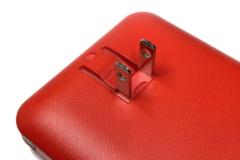 ズギャン!!!　コンセントに直差しして充電できるACプラグも内蔵しているのだ♪　つまりはUSB-ACアダプターを使う必要がない。ただし、ACプラグ使用時は入力が100〜240V・50/60Hz・0.5Aとなり、入力電流量が少ないので、充電にはある程度時間がかかる。