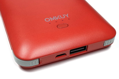 他、充電用microUSBポート（最大入力電流2A）もあるので、出力の大きいUSB-ACアダプターを使った急速充電も可能。電池残量は4つの青色LEDで示すタイプ。