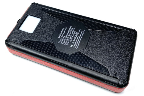 裏面にはLEDライトを内蔵し、点灯/SOSモールス点灯/ストロボ（および消灯）に切り換え可能。