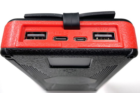 出力用Type-Aポート×2を備え、どちらも2Aに対応。USB-ACアダプターなどからの充電に対応し、充電用にmicroUSBポートとType-Cポートを備えている。