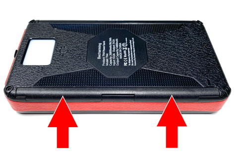 背面の片側長辺には外せるパーツがある。