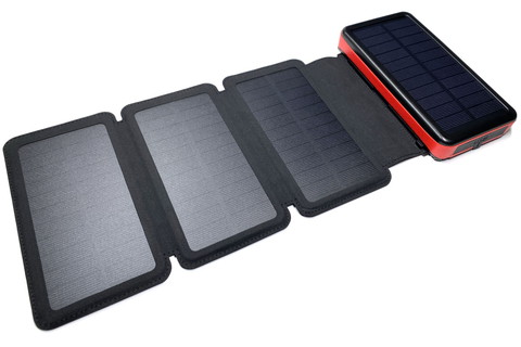 外部ソーラーパネルを広げると、こんなふうに。内蔵1枚＋外部3枚で、合計4枚のソーラーパネルで充電できるモバイルバッテリーなのだッ!!!