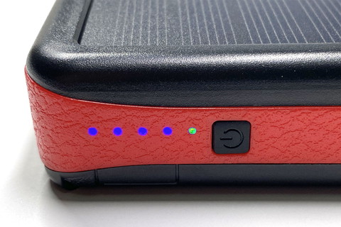 バッテリー残量は4つの青色LEDで示される。ソーラーパネルから充電している時は、別途緑色のLEDランプが点灯する。