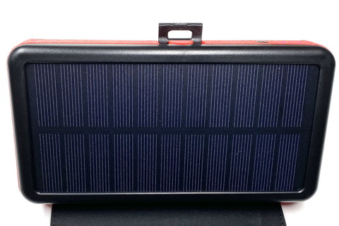 ソーラーパネル充電時にフックで吊すためのリングも内蔵されている。