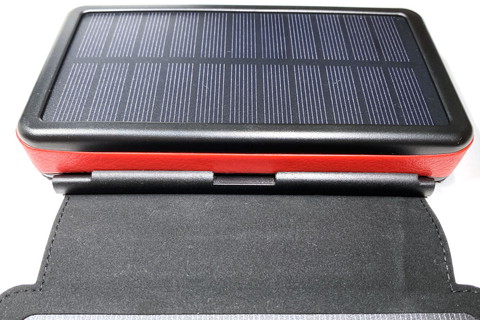 本体と外部ソーラーパネルの接続部に、マグネットで吸着して保管しておけるッ!!!