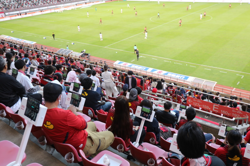 LIVE SPORTS SUPPORTER+用端末が設置された席。新型コロナ禍もあり、広めの間隔が取られていた（C）KASHIMA ANTLERS