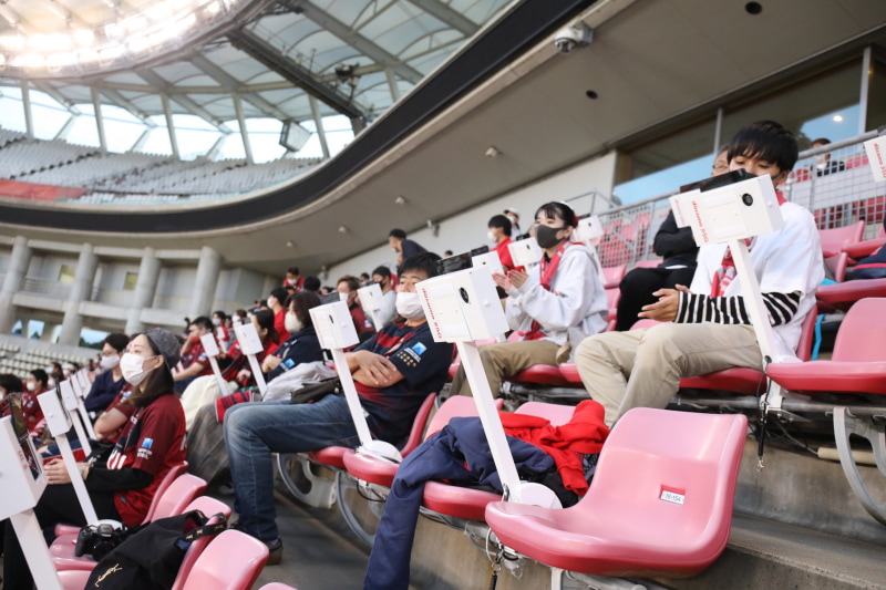 LIVE SPORTS SUPPORTER+用端末が設置された席。新型コロナ禍もあり、広めの間隔が取られていた（C）KASHIMA ANTLERS