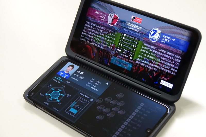 試合開始前の画面。上の画面にはチームの解説、下ではそれぞれのチームの選手情報を見られた