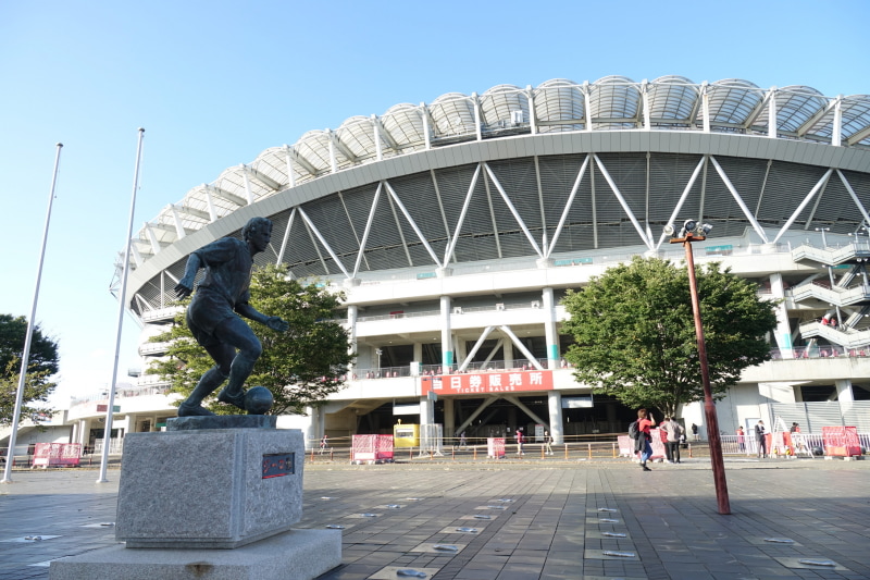 会場のカシマサッカースタジアム（茨城県）。手前の像は「ジーコ像」