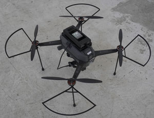 左＝コンセプトカー「Moeye」右＝ドローンの展示イメージ