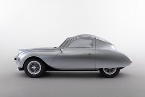 左＝コンセプトカー「Moeye」右＝ドローンの展示イメージ