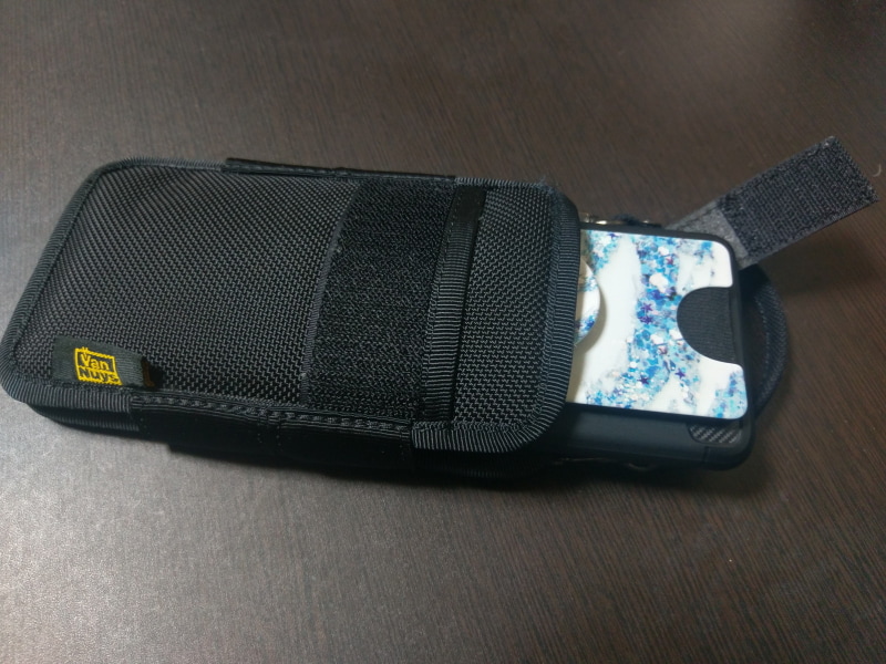 U12+、ラギッド・アーマー、POPSOCKETSの組み合わせ。背面のベルクロを一番きつく締めていても余裕がある