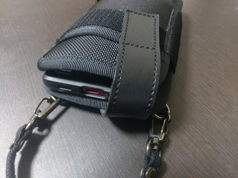 イヤホンを避けられるのがグッド。ちなみに底面にもUSB Type-Cケーブルを逃がすための穴はついており、ケースに入れたままでも充電できる