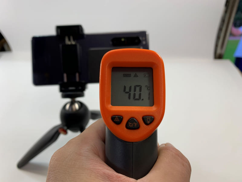 スマ冷えを貼った状態で、4K動画を30分撮影すると40.1℃と、貼らない状態より1℃低かった
