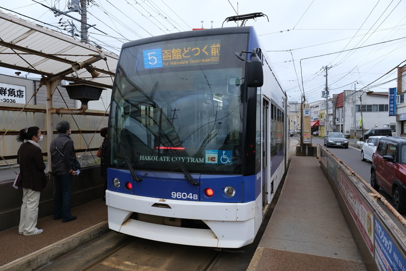 筆者は今回、路面電車（函館市電）の1日乗車券を購入。函館市電には2系統と5系統が存在する。途中の番号が飛んでいるのは廃止されたため