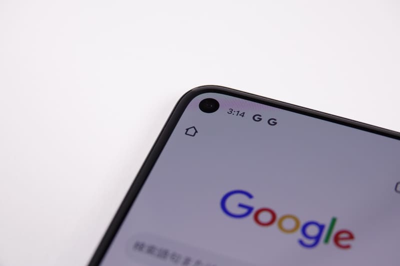 前面カメラはディスプレイ上左部に配置。パンチホール型となり、際ぎりぎりまで画面が配置されている