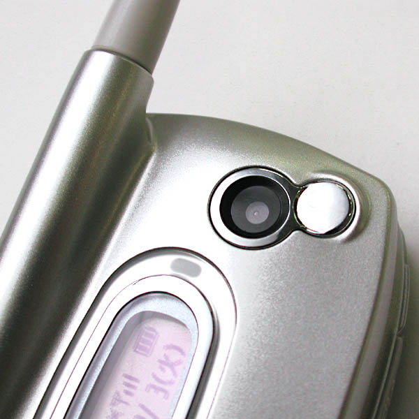 カメラレンズの横に鏡がついていた