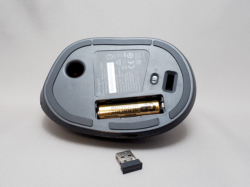 背面にUSBレシーバーの収納スペースがある。単三電池1本で動作する