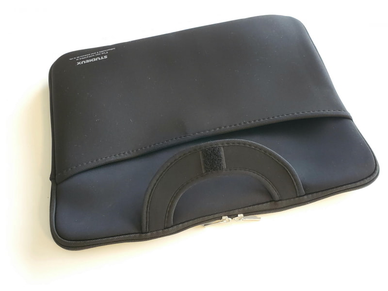 ハンドル（持ち手）は本体にピッタリともなるし、引き起こしてハンドルにもなる。ハンドルが邪魔にならずインナーケースとしても使えそうだ