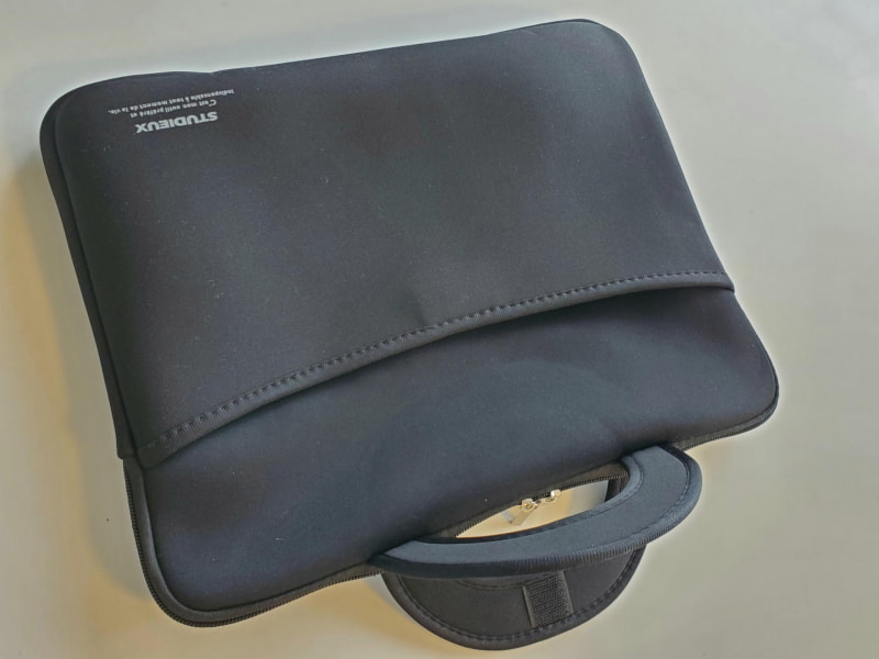 ハンドル（持ち手）は本体にピッタリともなるし、引き起こしてハンドルにもなる。ハンドルが邪魔にならずインナーケースとしても使えそうだ