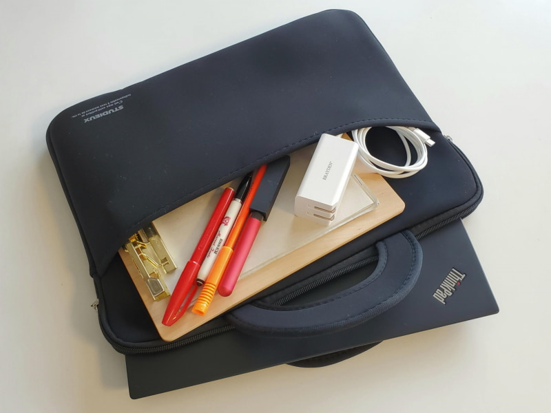 サイドポケットも伸縮幅に余裕があり、一緒に持ち歩きたいさまざまなモノが収納可能だ。