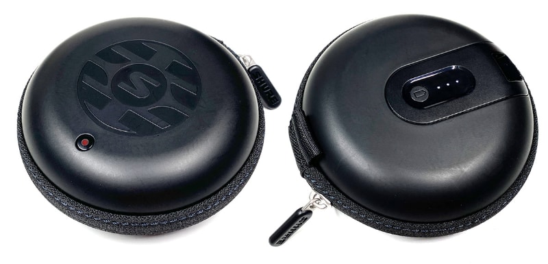 付属のプレミアム充電ケース。内側には充電中を示す赤いLEDランプがあるが、ケースを閉じた状態でもその点灯が見えるようになっている。裏面にはケースの電池残量を示す白色LEDのインジケーターがある。RMCE-TW1の連続再生時間は8時間で、このケースによる充電で24時間分（8時間×3回分）の連続再生時間が追加される。